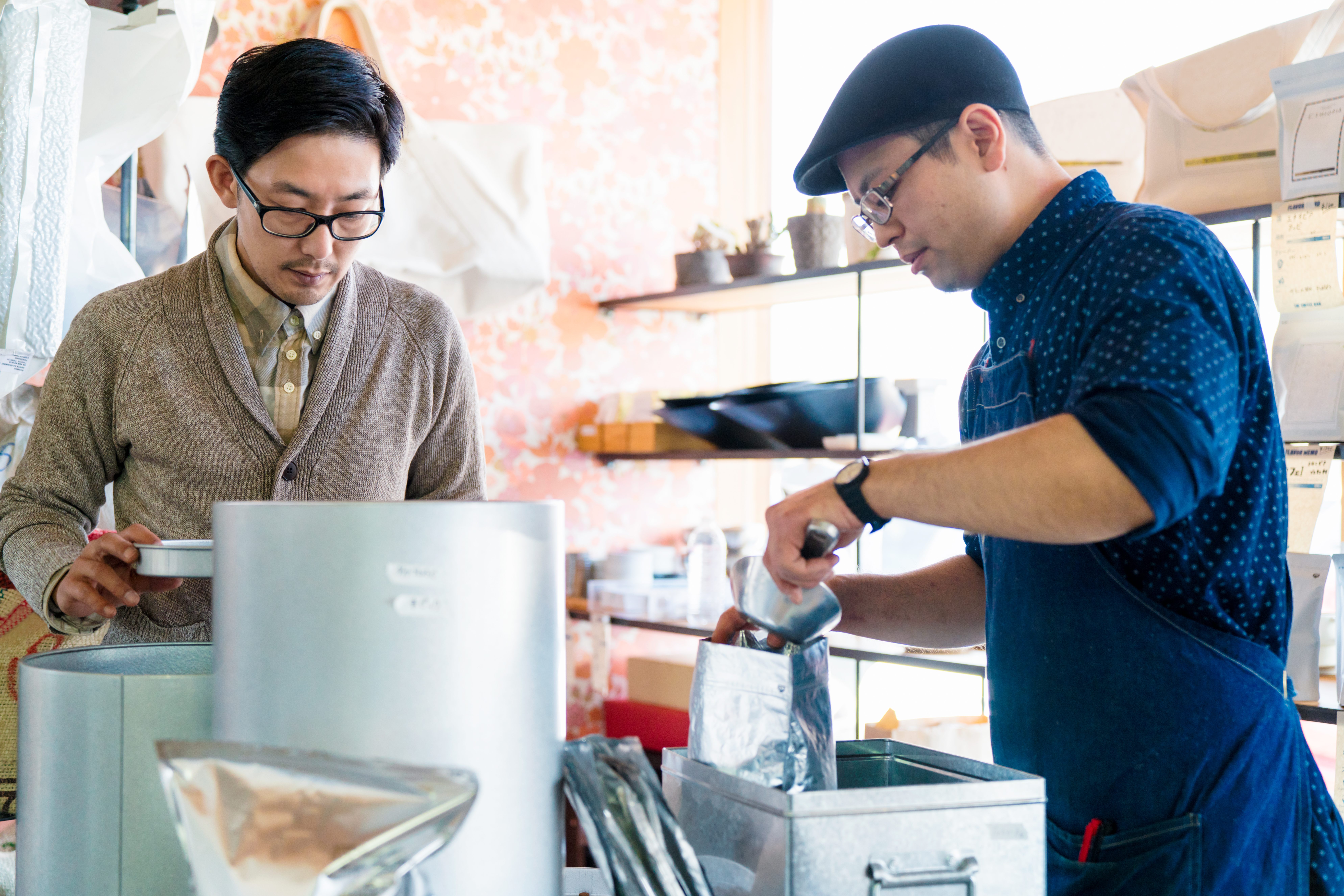 店で働く2人のコーヒー焙煎士
