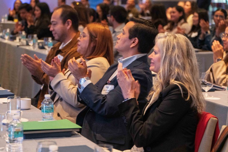 Los asistentes a Indeed FutureWorks aguardan con entusiasmo al próximo ponente en el escenario.