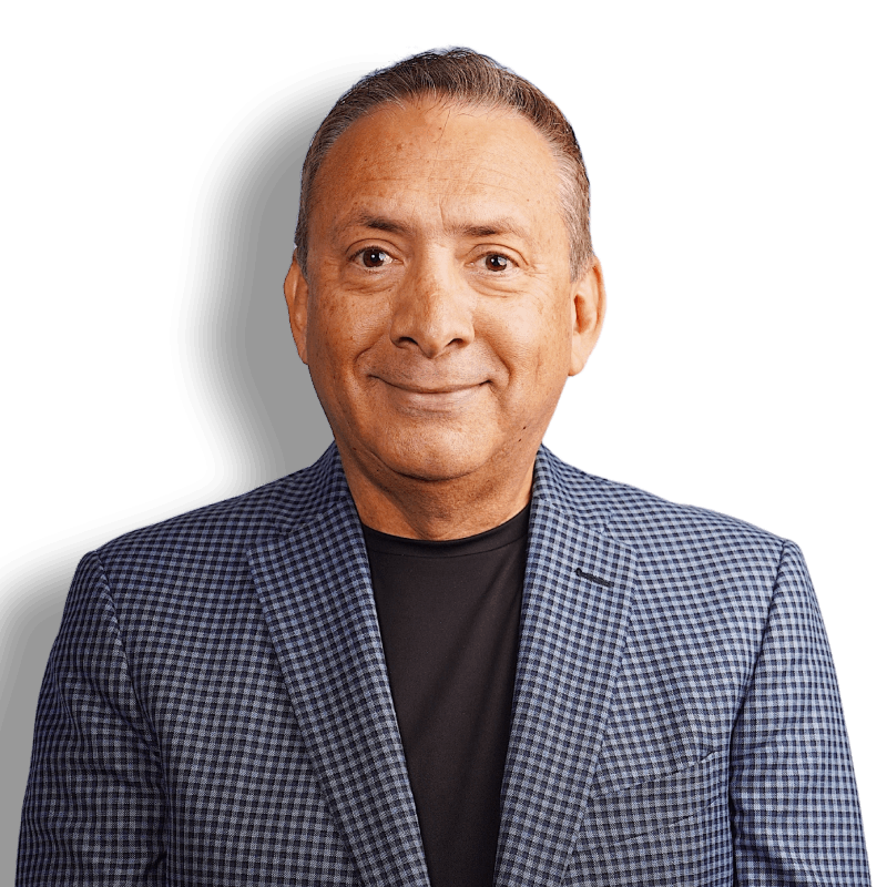 Foto de primer plano de Nelson Gomez mirando a la cámara