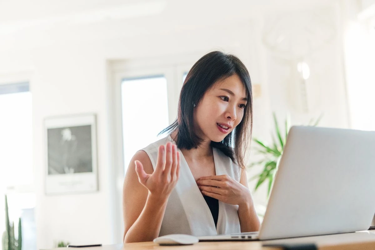 リモートで働く女性のイメージ