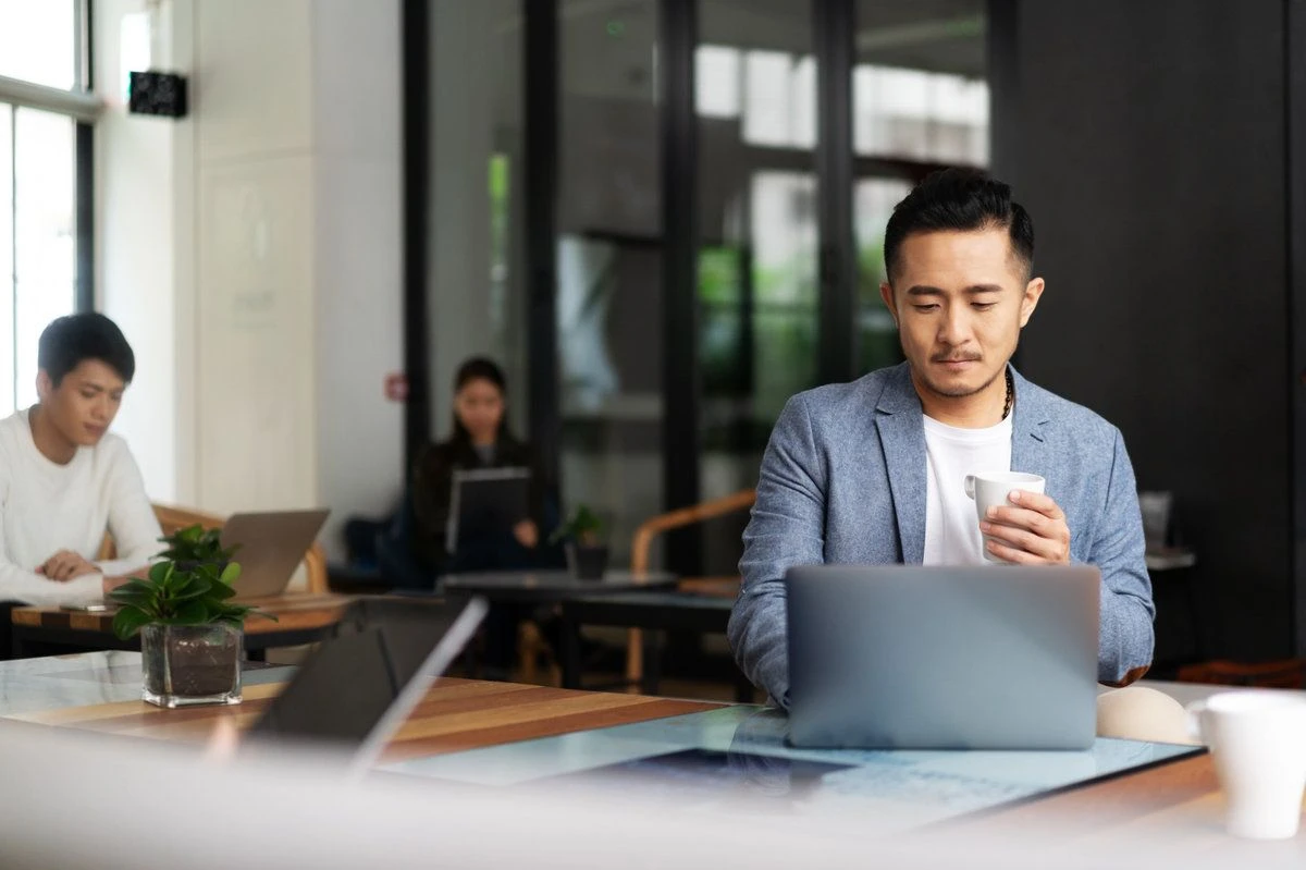 Person arbeitet mobil am Laptop im Coworking Space